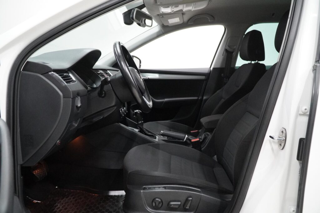 Skoda Octavia Combi 2.0 TDI 184 4x4 Elegance DSG Skoda Octavia Combi 2.0 TDI 184 4x4 Elegance DSG - Lahden Autokauppa