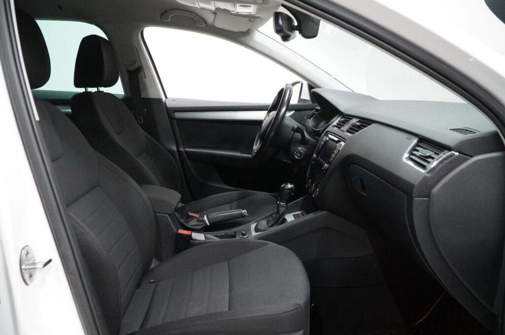 Skoda Octavia Combi 2.0 TDI 184 4x4 Elegance DSG Skoda Octavia Combi 2.0 TDI 184 4x4 Elegance DSG - Lahden Autokauppa